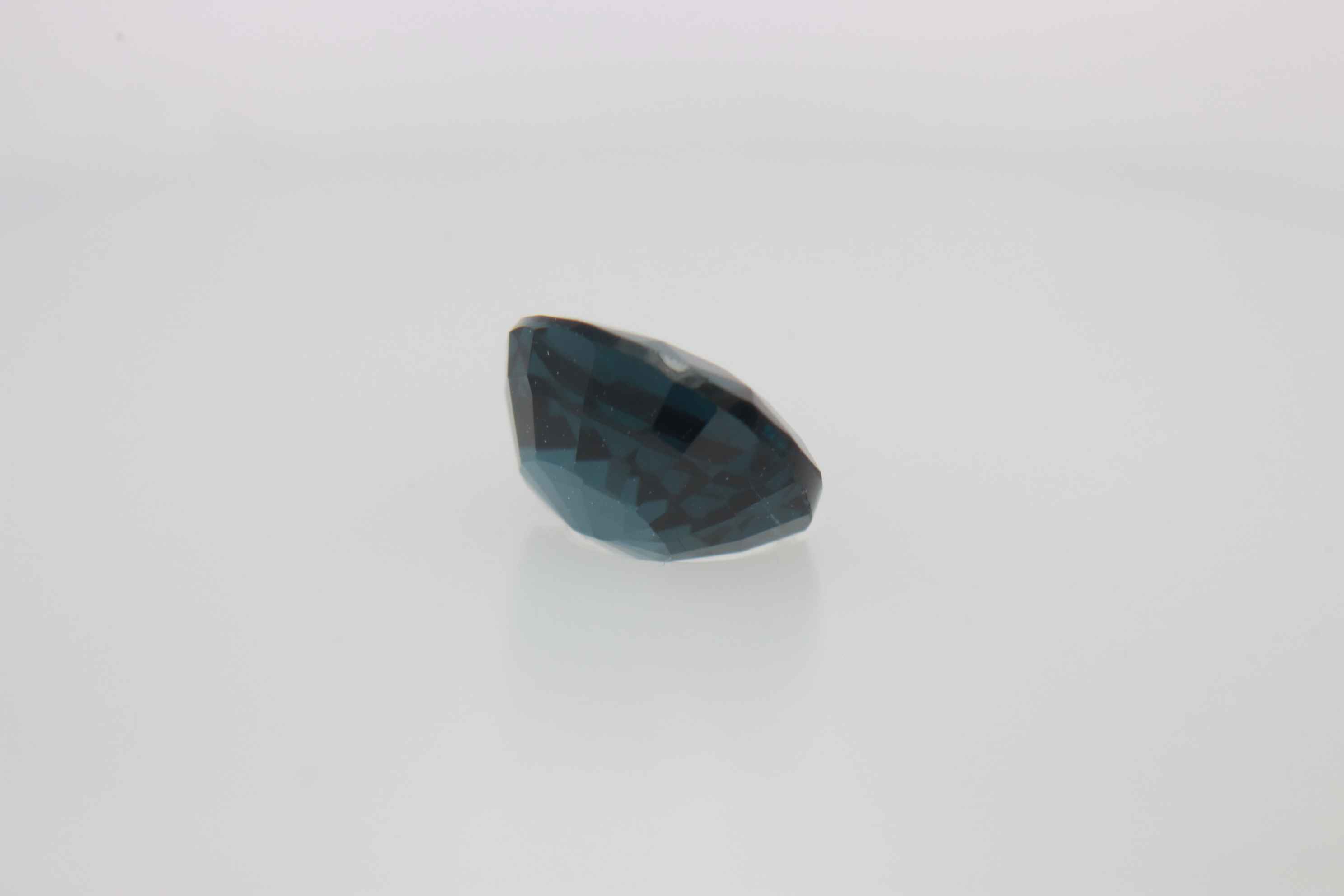 0.8ct Alice Blue Spinel VVS Oval Shape (6.0x4.9x3.0 mm) Unheated gemstone from Sri Lanka