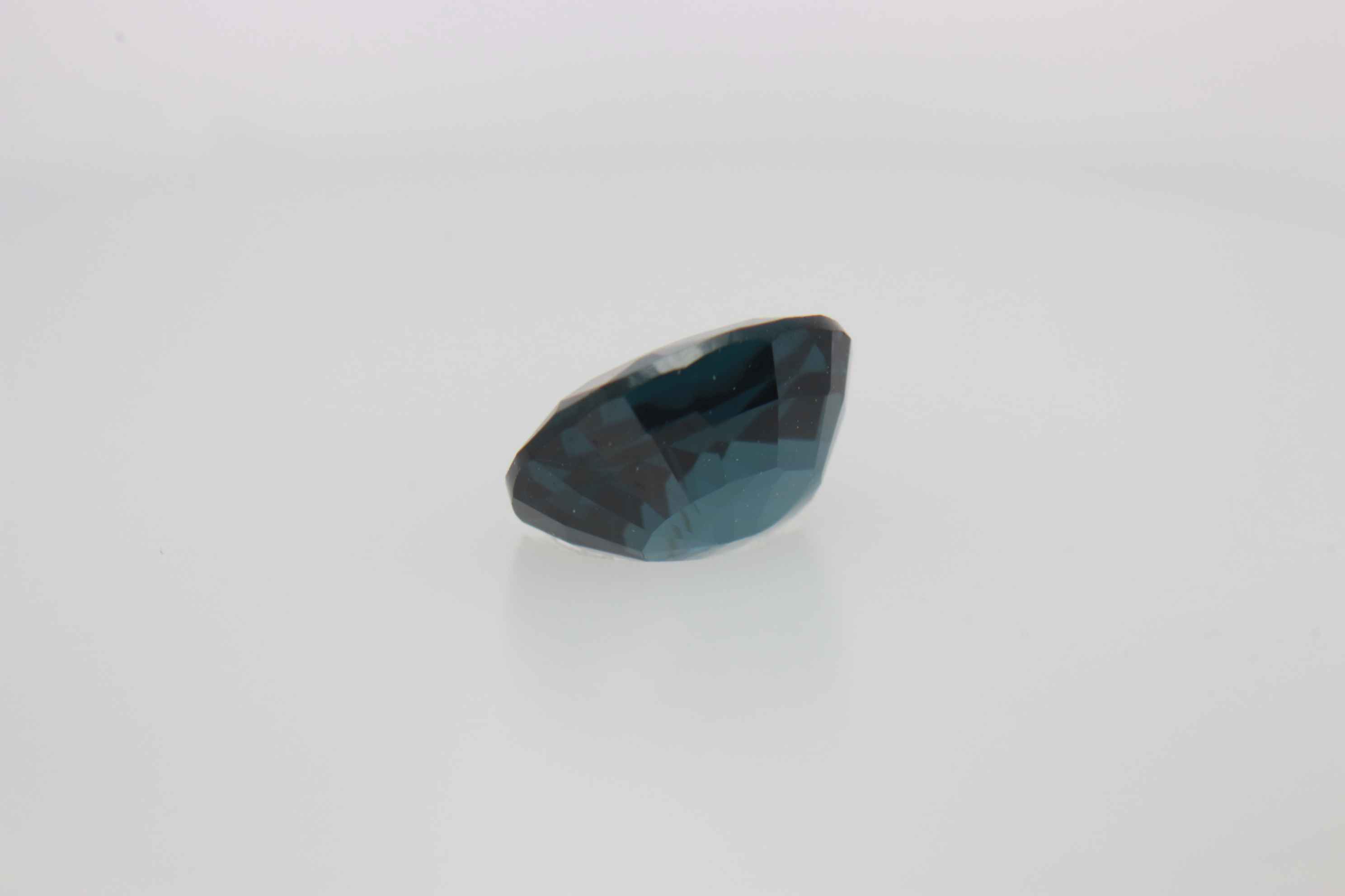 0.8ct Alice Blue Spinel VVS Oval Shape (6.0x4.9x3.0 mm) Unheated gemstone from Sri Lanka