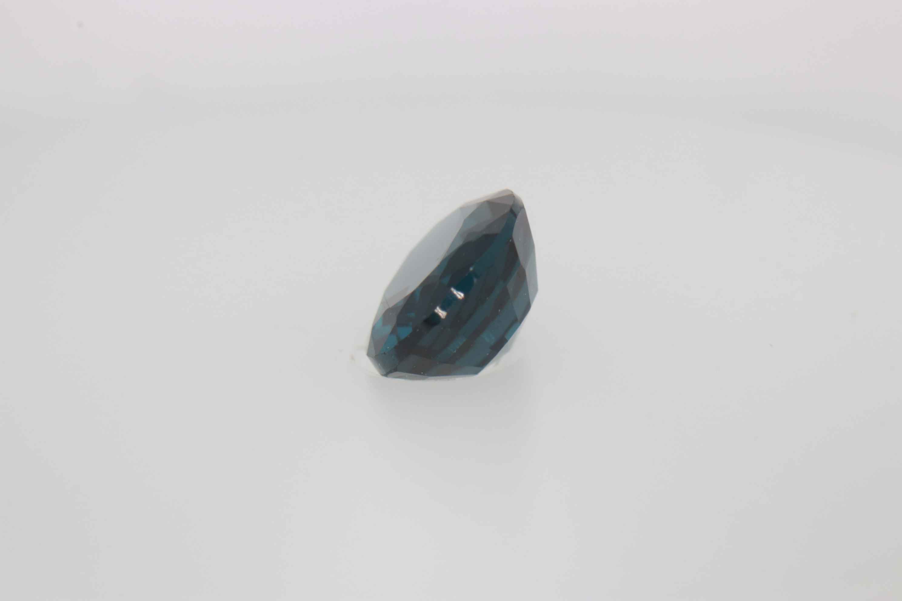 0.8ct Alice Blue Spinel VVS Oval Shape (6.0x4.9x3.0 mm) Unheated gemstone from Sri Lanka