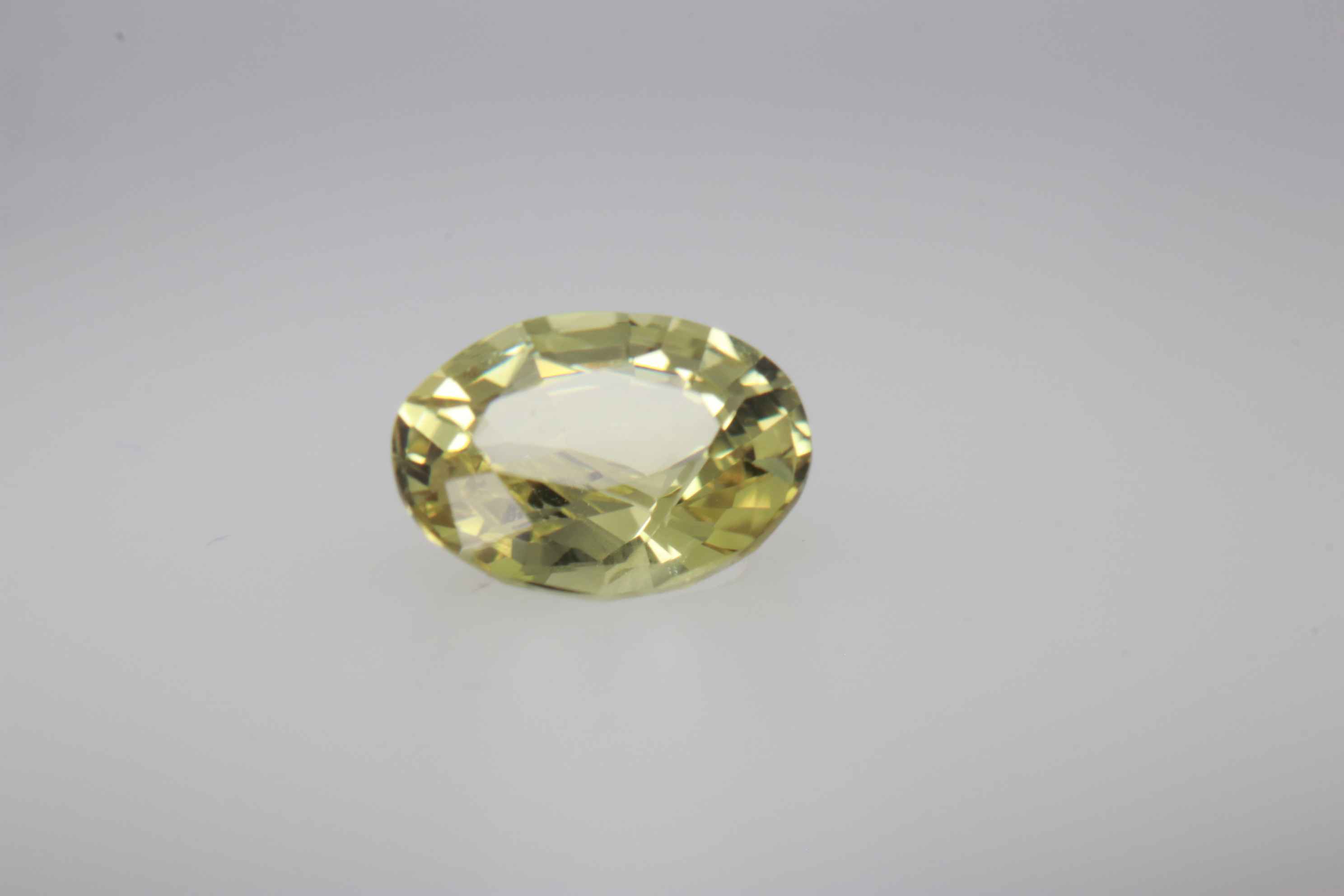 0.7ct Yellow Sapphire VVS Oval Shape (6.2x5.2x3 mm) Unheated gemstone from Sri Lanka