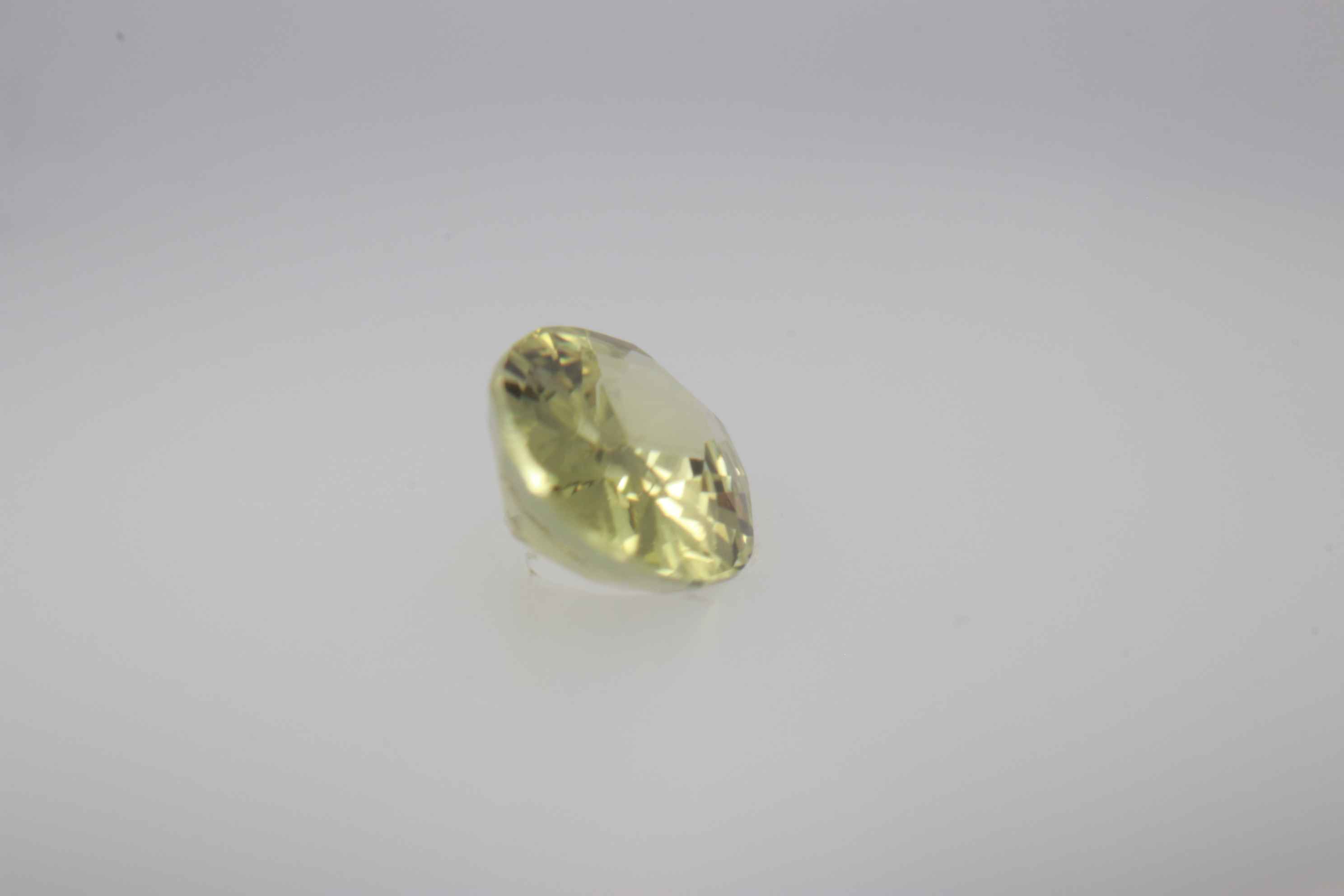0.7ct Yellow Sapphire VVS Oval Shape (6.2x5.2x3 mm) Unheated gemstone from Sri Lanka