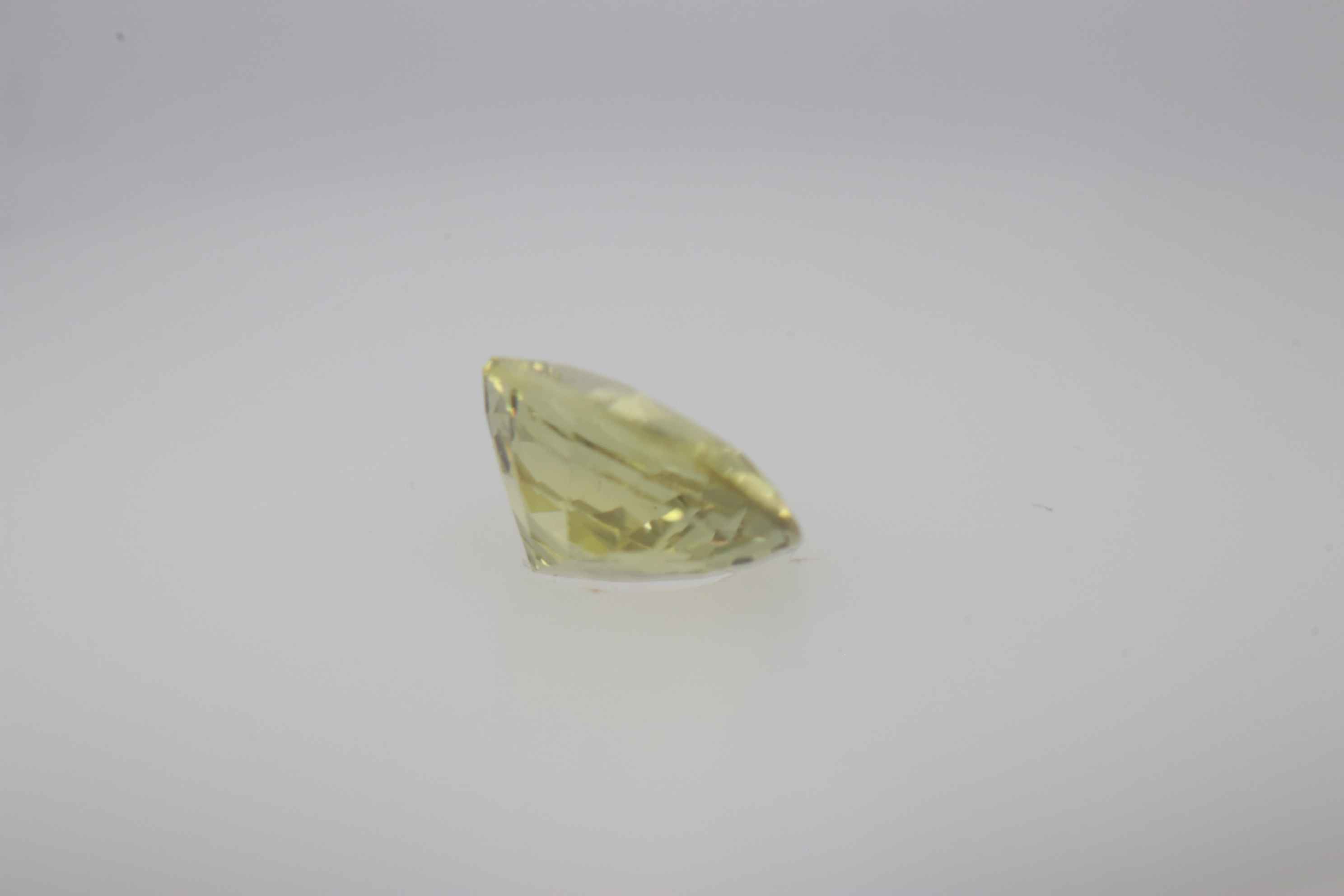 0.7ct Yellow Sapphire VVS Oval Shape (6.2x5.2x3 mm) Unheated gemstone from Sri Lanka