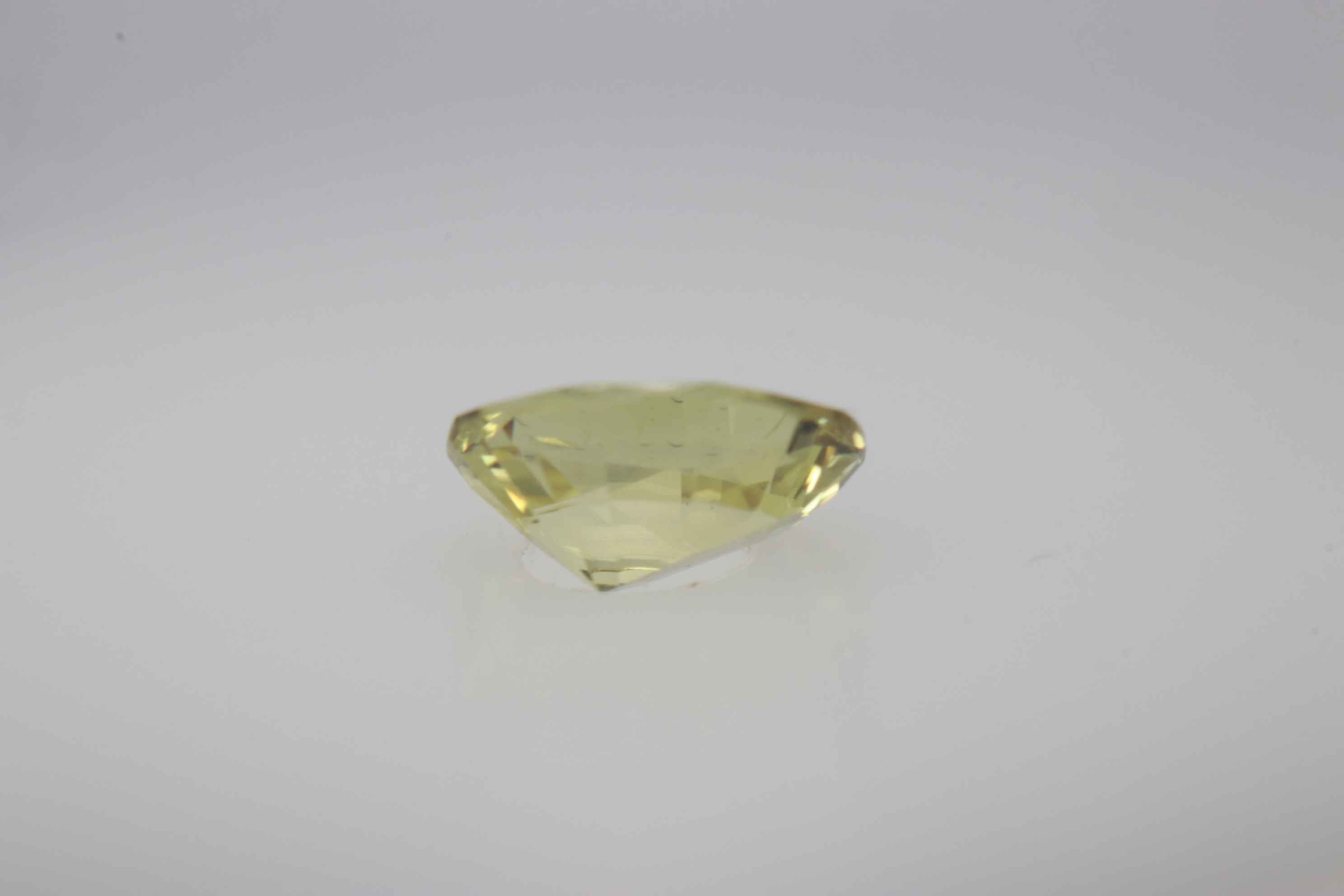 0.7ct Yellow Sapphire VVS Oval Shape (6.2x5.2x3 mm) Unheated gemstone from Sri Lanka