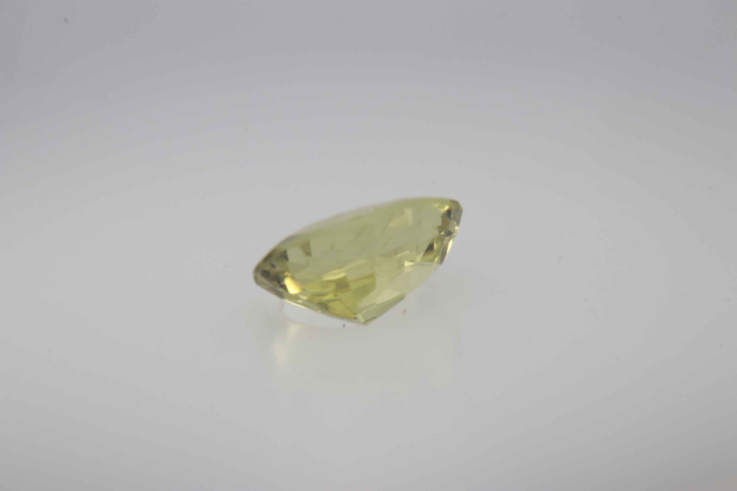 0.7ct Yellow Sapphire VVS Oval Shape (6.2x5.2x3 mm) Unheated gemstone from Sri Lanka