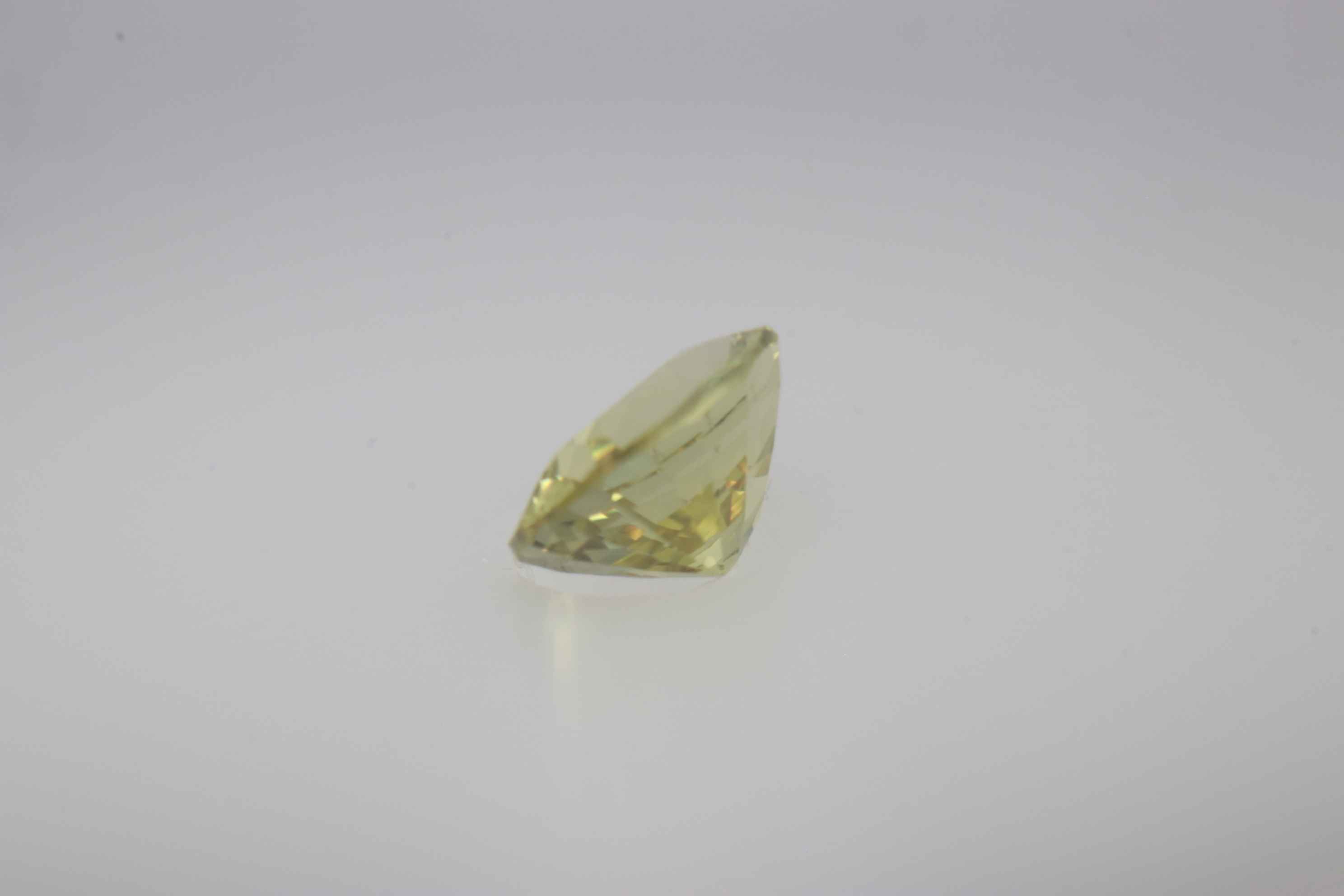 0.7ct Yellow Sapphire VVS Oval Shape (6.2x5.2x3 mm) Unheated gemstone from Sri Lanka