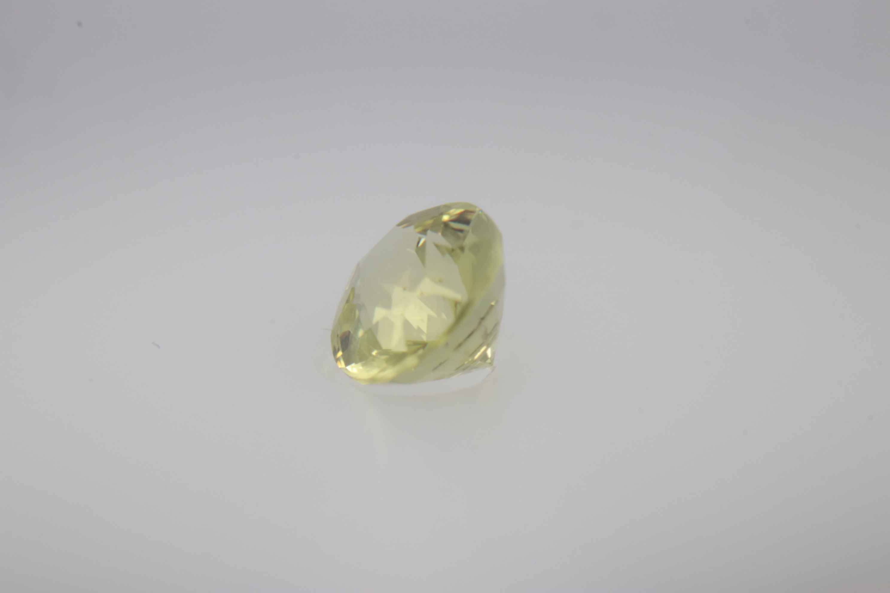 0.7ct Yellow Sapphire VVS Oval Shape (6.2x5.2x3 mm) Unheated gemstone from Sri Lanka