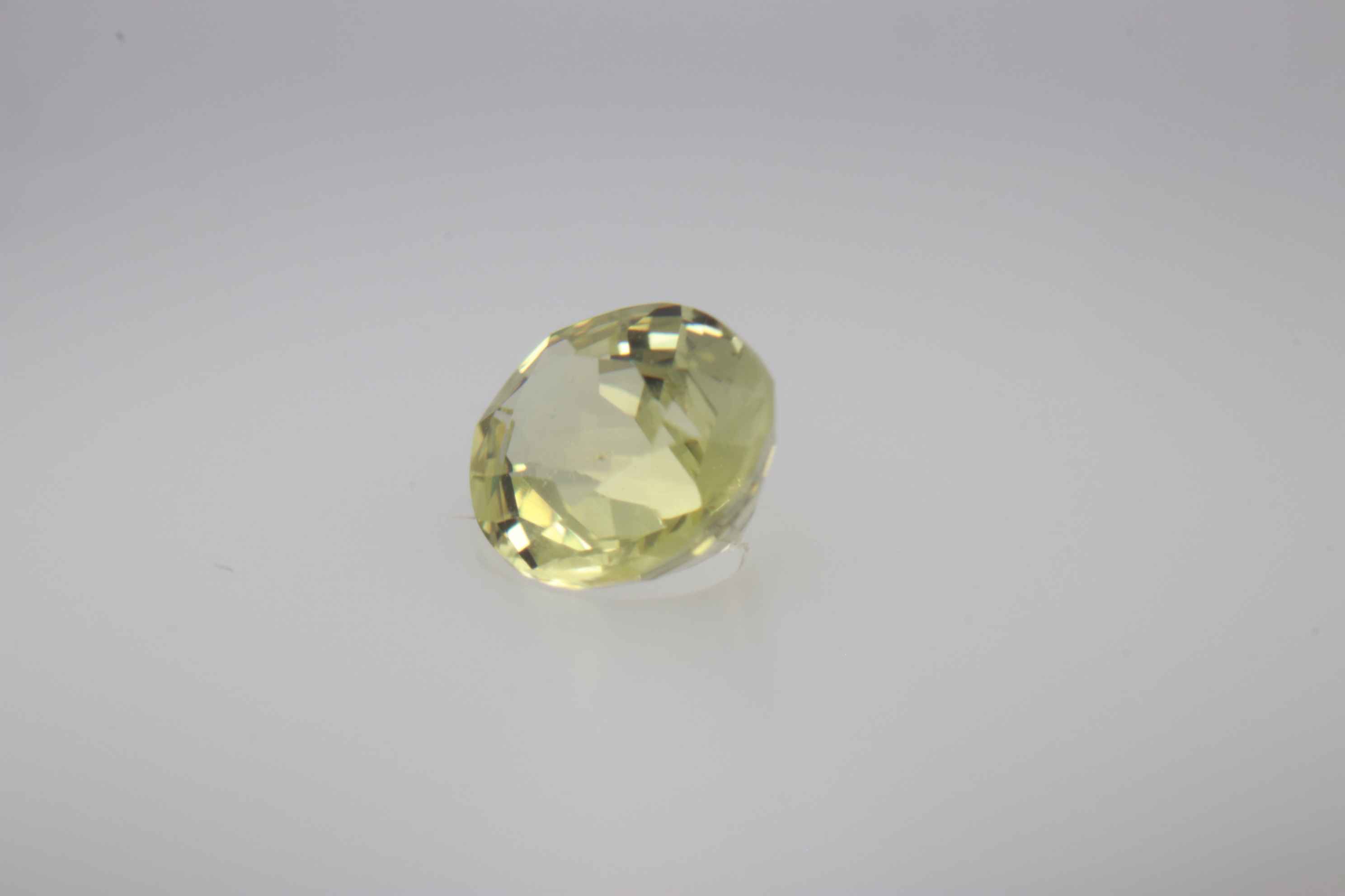0.7ct Yellow Sapphire VVS Oval Shape (6.2x5.2x3 mm) Unheated gemstone from Sri Lanka