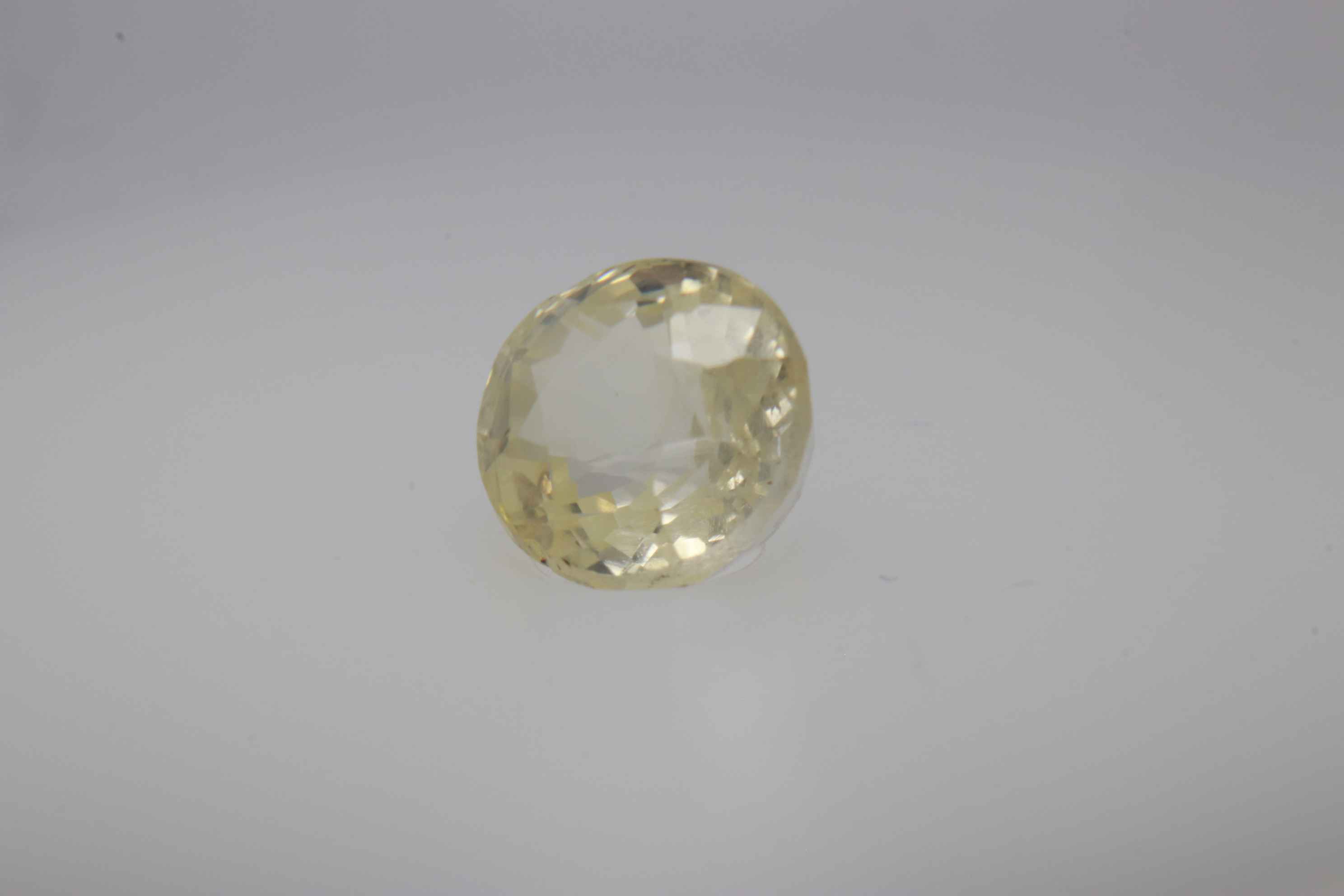 1ct Light Yellow Sapphire Vs1 Oval Shape (5.5x5.1x3.7 mm) Unheated gemstone from Sri Lanka