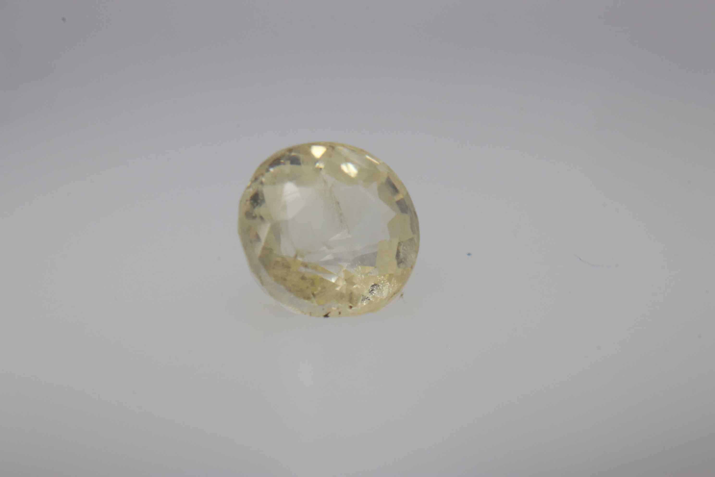 1ct Light Yellow Sapphire Vs1 Oval Shape (5.5x5.1x3.7 mm) Unheated gemstone from Sri Lanka