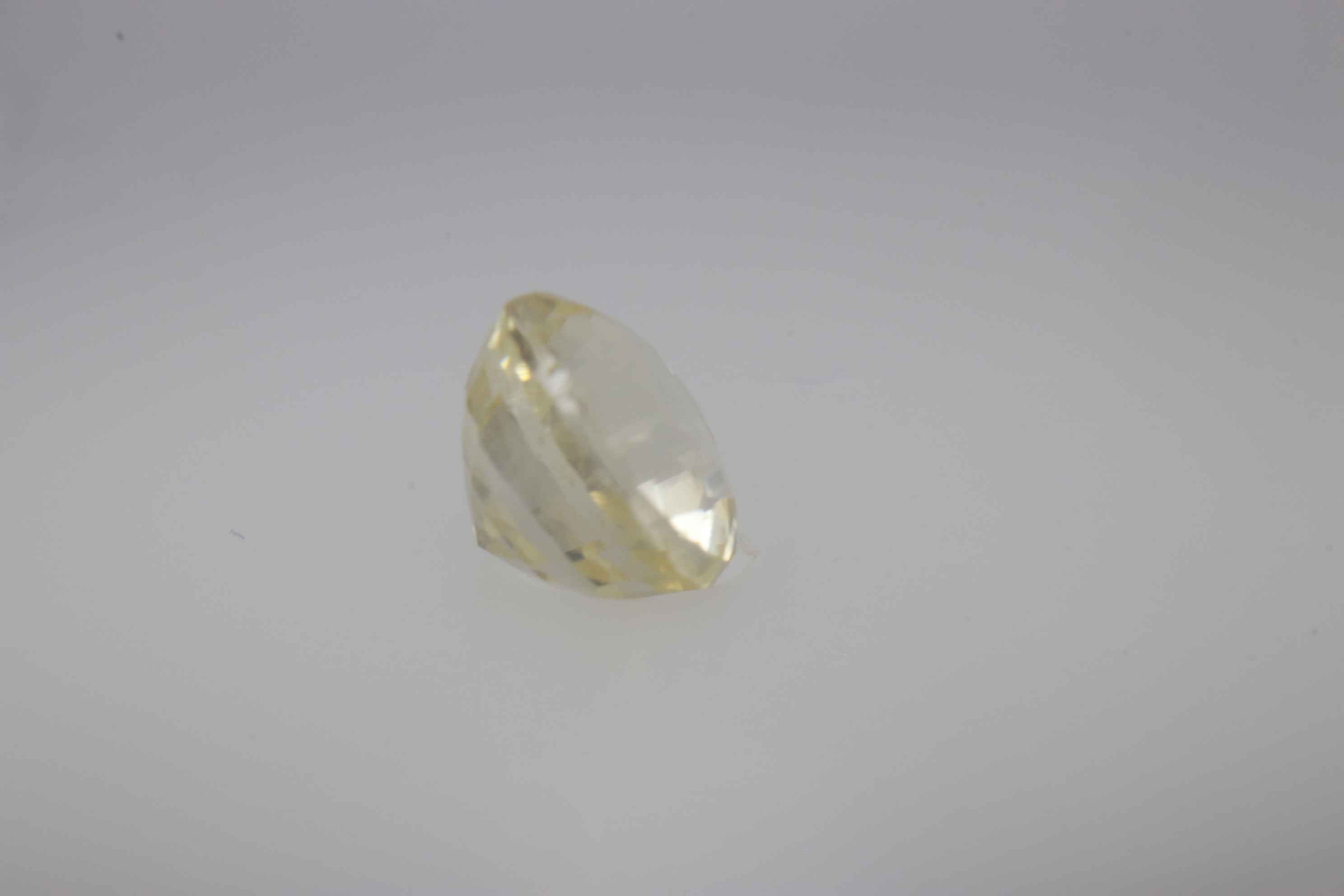 1ct Light Yellow Sapphire Vs1 Oval Shape (5.5x5.1x3.7 mm) Unheated gemstone from Sri Lanka