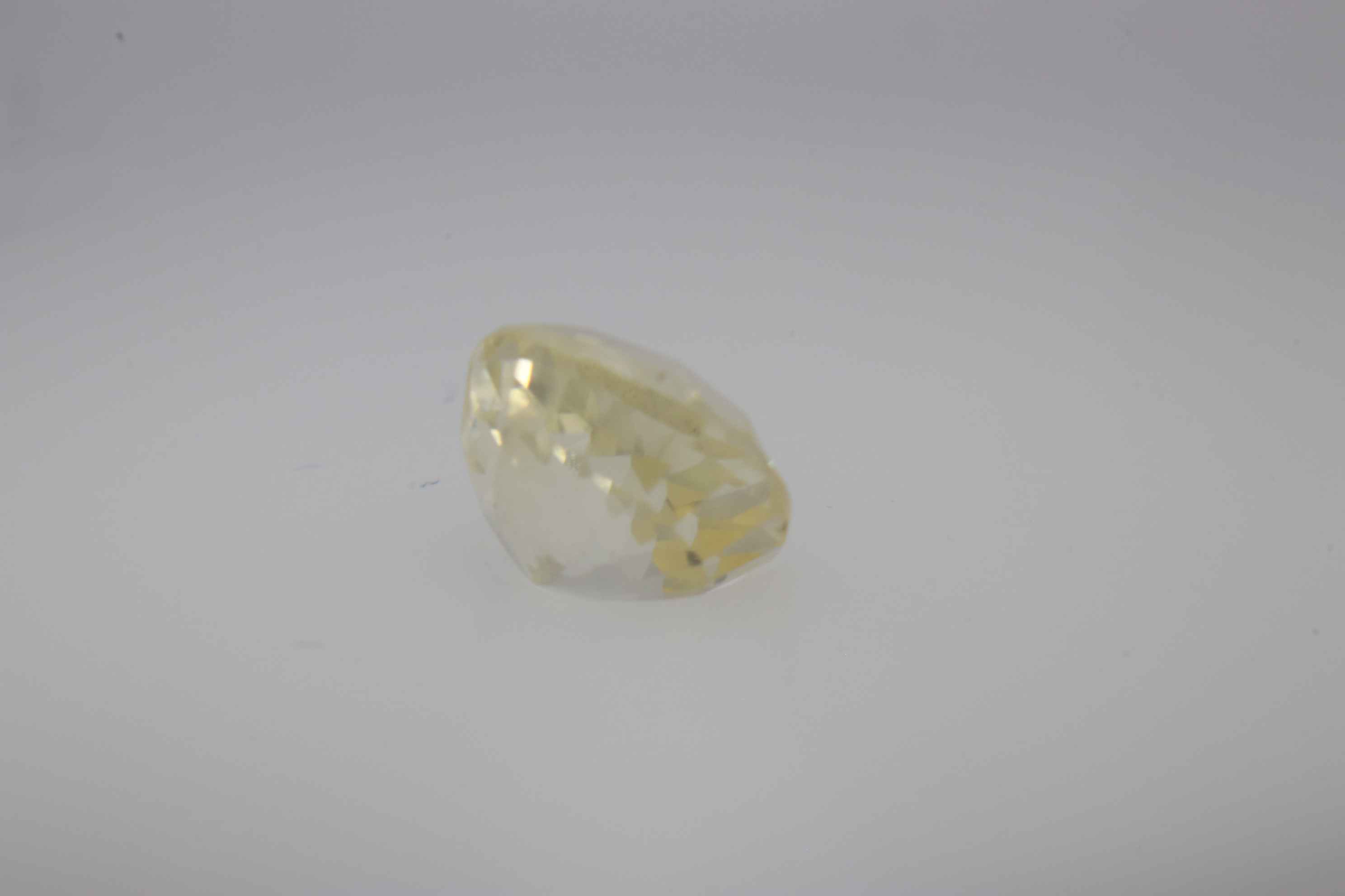1ct Light Yellow Sapphire Vs1 Oval Shape (5.5x5.1x3.7 mm) Unheated gemstone from Sri Lanka
