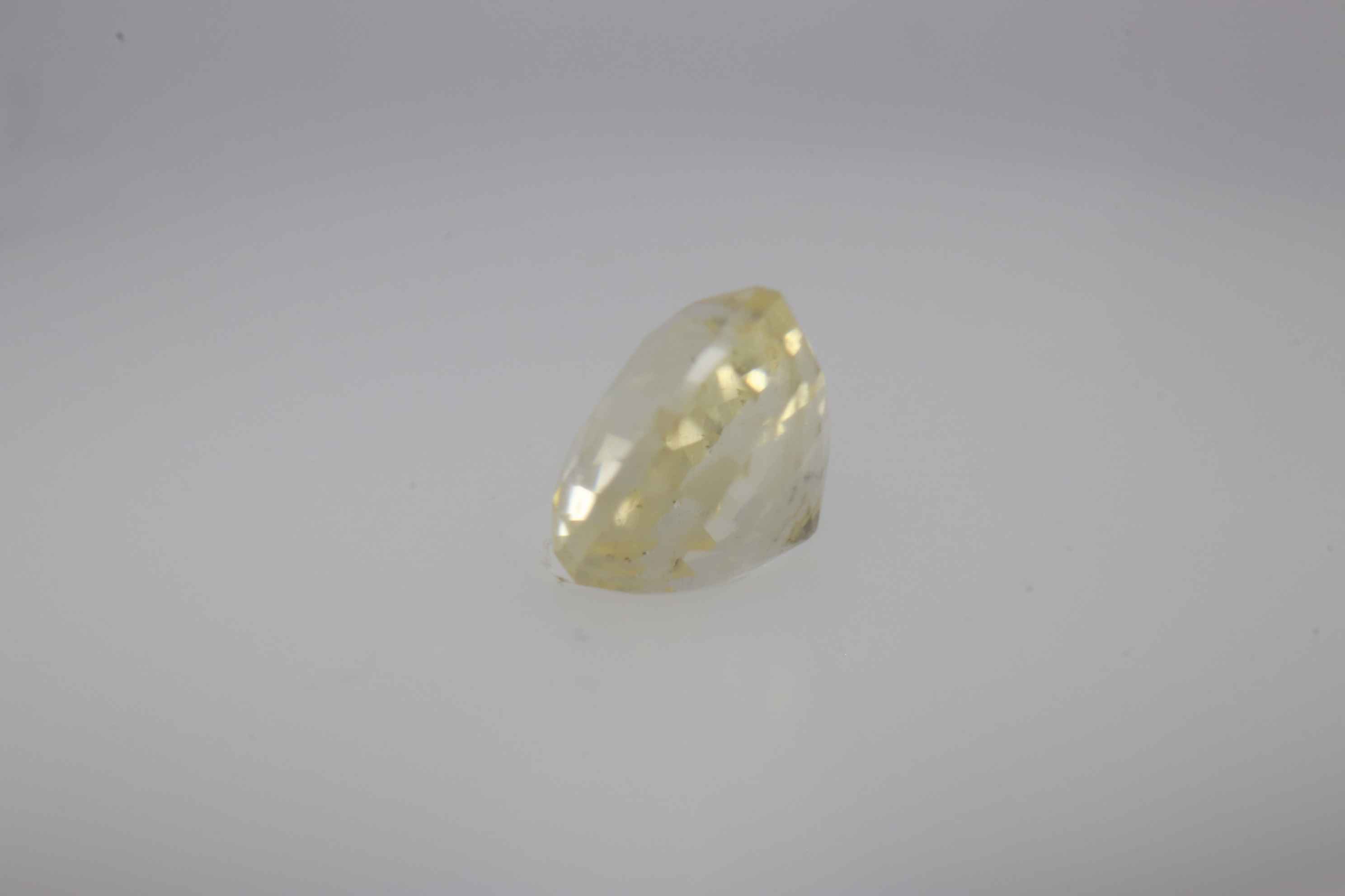1ct Light Yellow Sapphire Vs1 Oval Shape (5.5x5.1x3.7 mm) Unheated gemstone from Sri Lanka