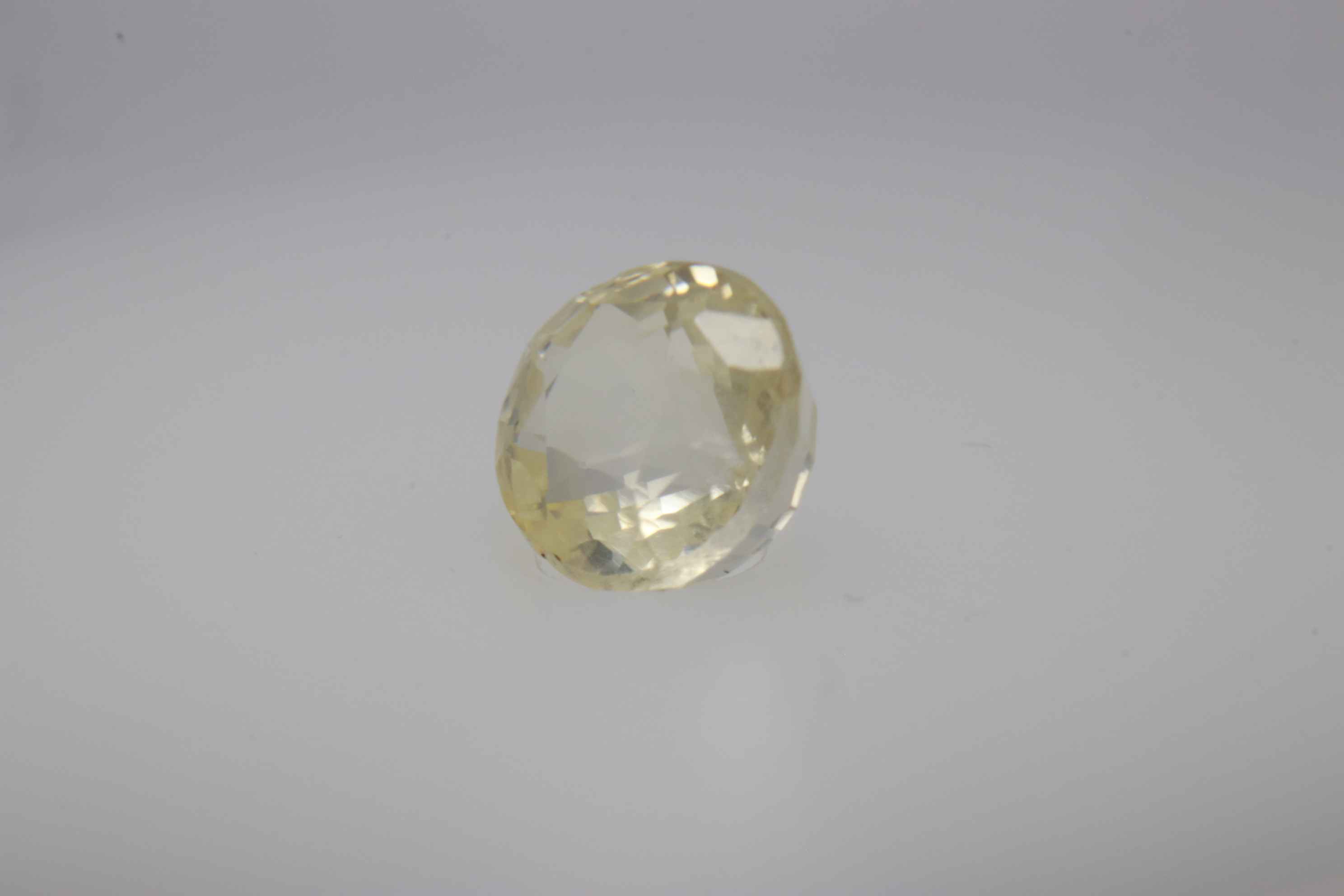 1ct Light Yellow Sapphire Vs1 Oval Shape (5.5x5.1x3.7 mm) Unheated gemstone from Sri Lanka