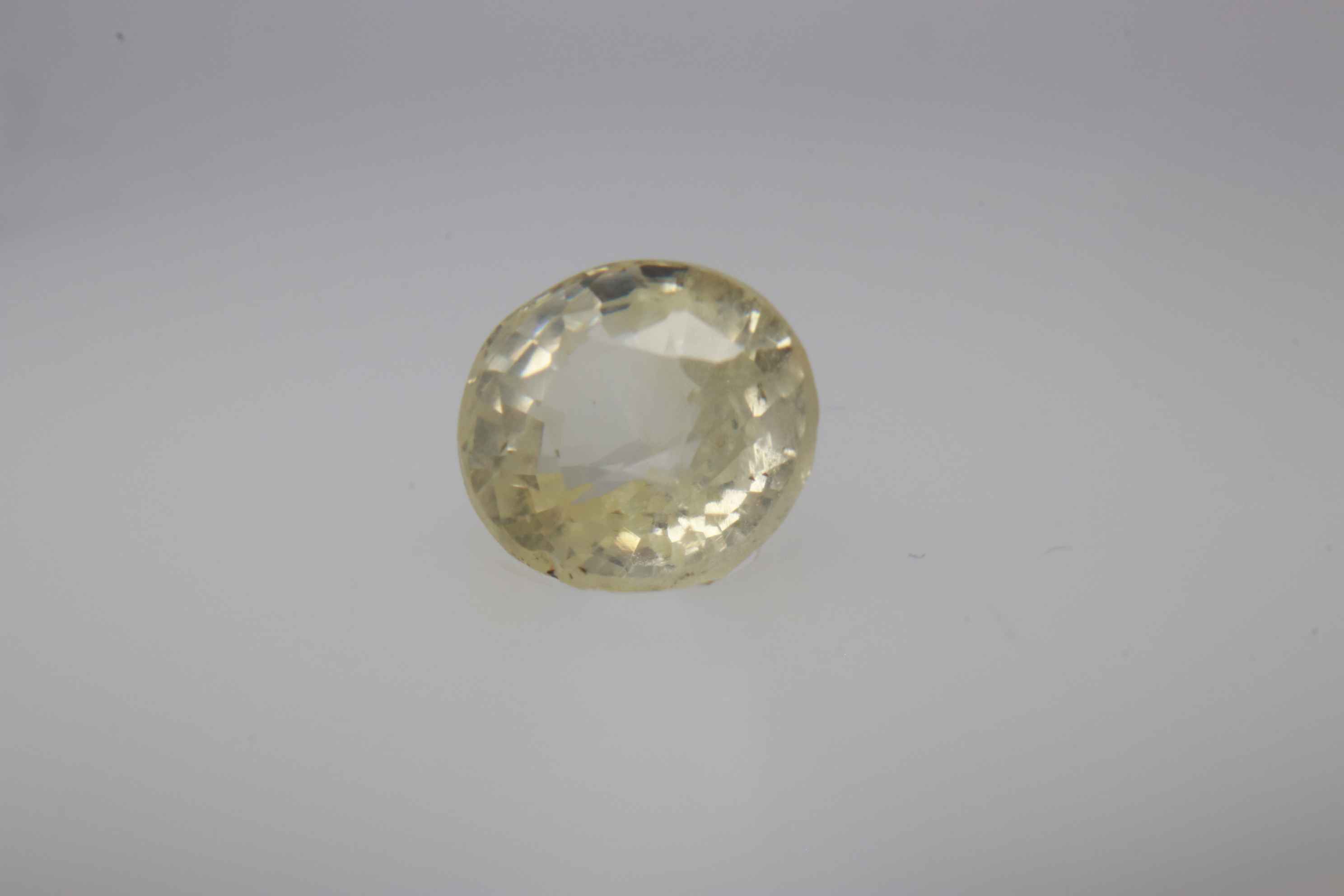 1ct Light Yellow Sapphire Vs1 Oval Shape (5.5x5.1x3.7 mm) Unheated gemstone from Sri Lanka