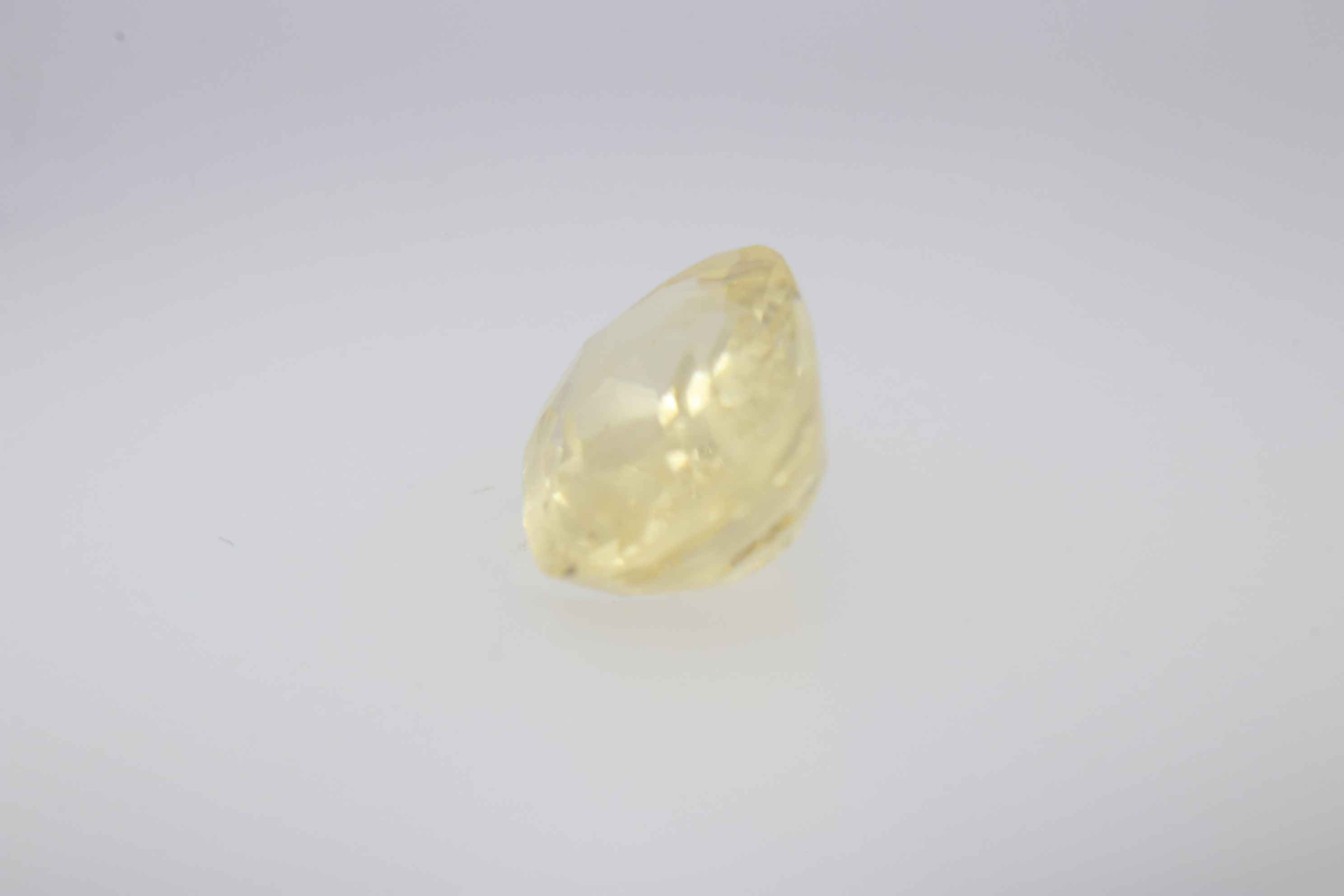 1.4ct Yellow Sapphire VVS1 Oval Shape (3.4x7.5x5.1 mm) Unheated gemstone from Sri Lanka