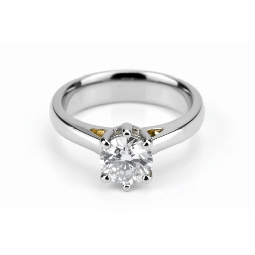 Anillo clásico de plata con corte esmeralda para fiestas